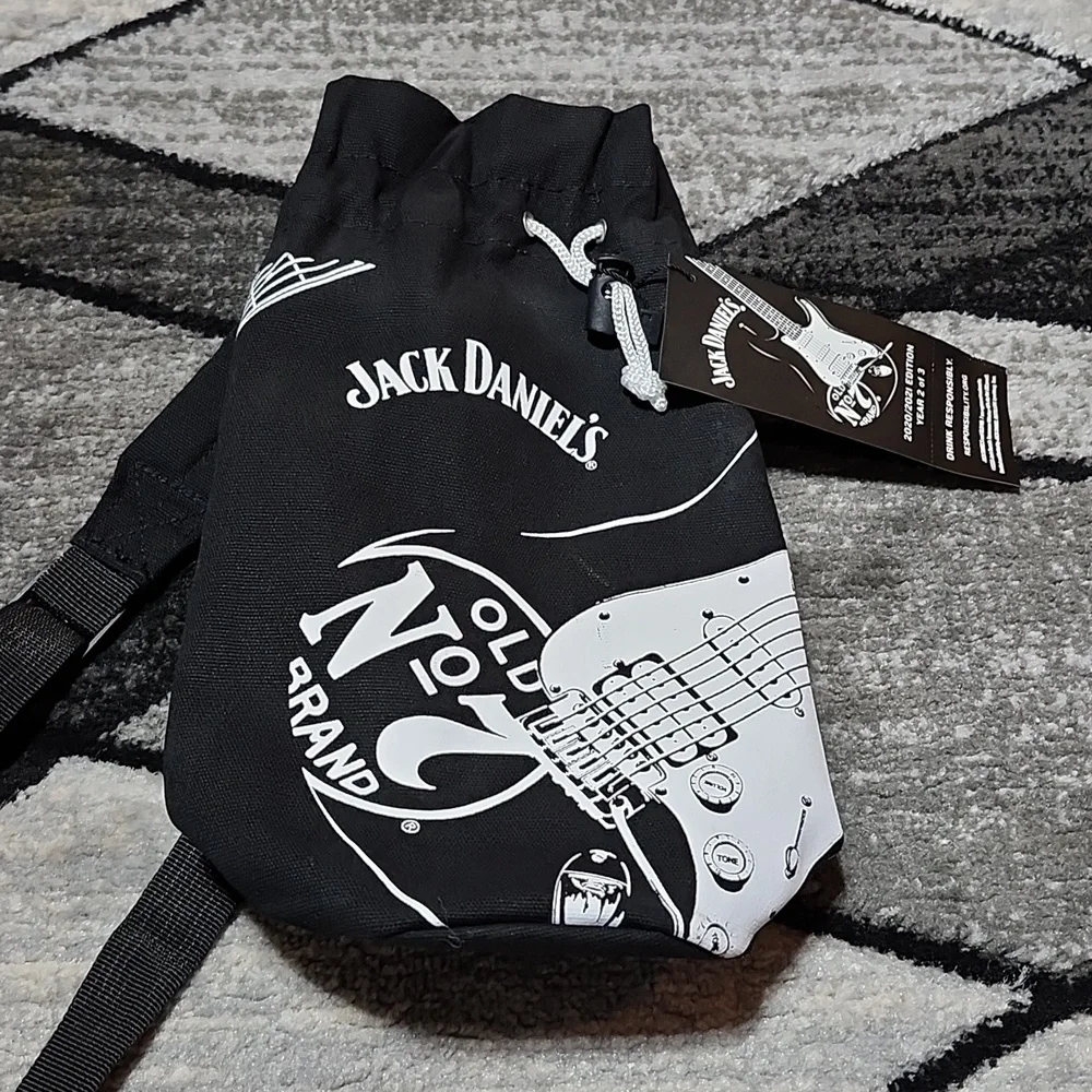 JACK DANIELS MUSIC SERIES GUITAR BLK SLING BOTTLE TRAVEL BAG 2020/21 EDITION